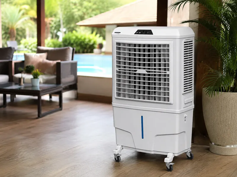 Climatizador da K10 em varanda de hotel com lounge de vime e piscina ao fundo