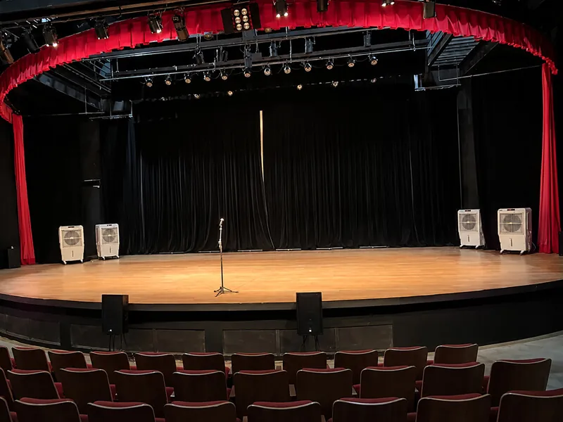 Climatizadores da K10 no palco de um teatro preparado para solenidade
