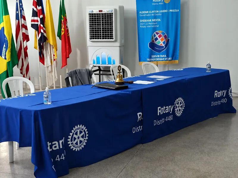 Salão de cerimônia oficial com bandeiras e climatizador da K10 ao fundo