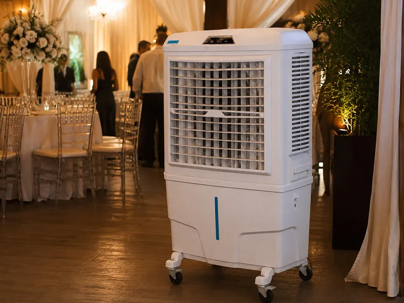 Climatizador da K10 em salão de casamento com cortinas claras, mesas com flores e convidados em pé