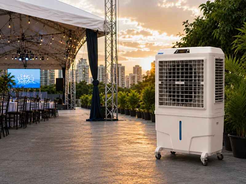 Climatizador da K10 em evento ao ar livre com palco e telão em São Paulo