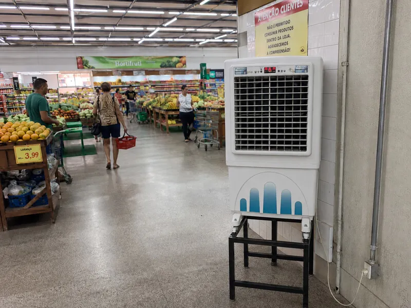 Climatizador de alta capacidade instalado em corredor de supermercado
