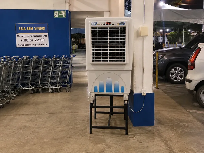 Climatizador da K10 na entrada de um supermercado, ao lado dos carrinhos