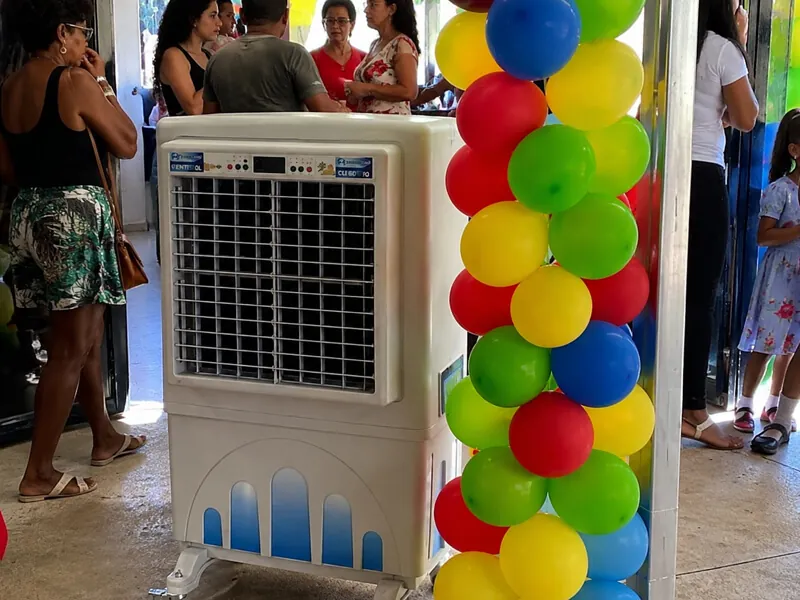 Climatizador da K10 ao lado de uma coluna de balões em festa infantil