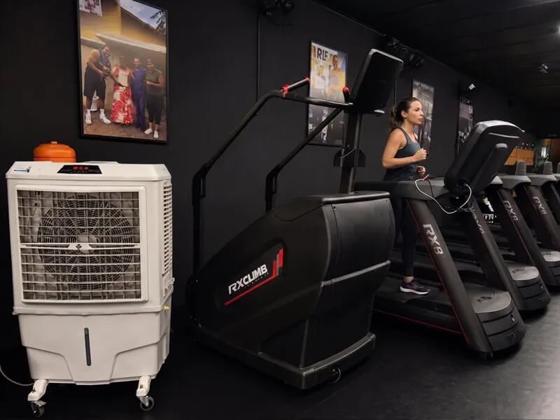 Climatizador da K10 em academia, ao lado das esteiras