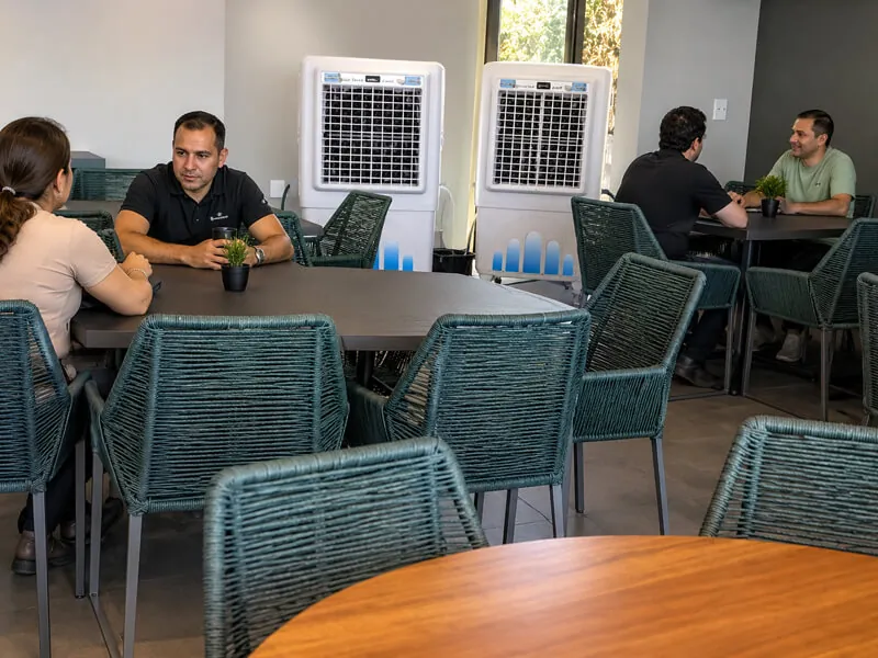 Refeitório corporativo com dois climatizadores da K10