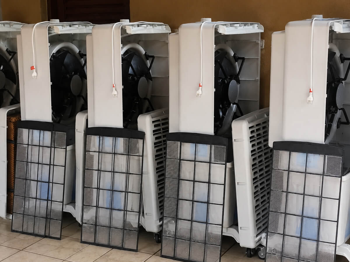 Técnico fazendo manutenção em um climatizador