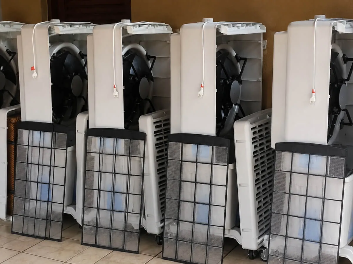 Climatizadores abertos para higienização, com grades e placas evaporativas removidas